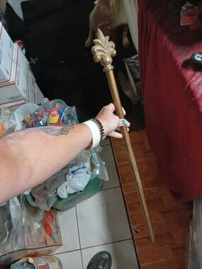 vintage  curtain rod featuring an ornate fleur-de-lis finial Ceramic- Metal Rod